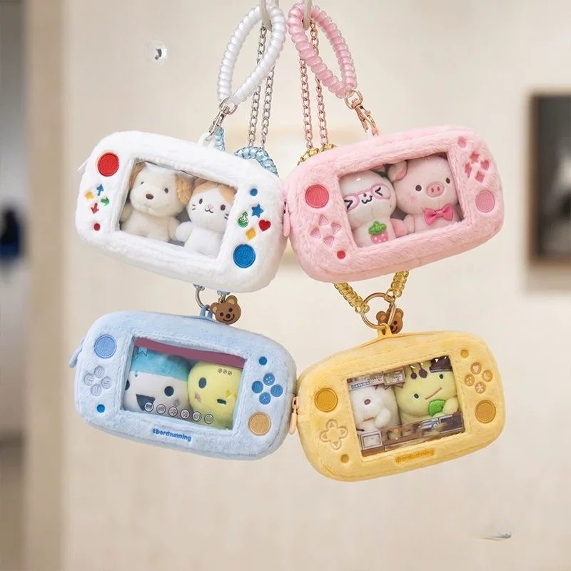 Gaming Console Organizer - กระเป๋าเก็บของรูปทรงเครื่องเล่นเกมสุดน่ารัก กระเป๋าใส่ตุ๊กตาขนนุ่มแบบคาวาอี้ กระเป๋าใสสำหรับตุ๊กตาคู่ขนาด 6 ซม. พร้อมจี้กระเป๋า